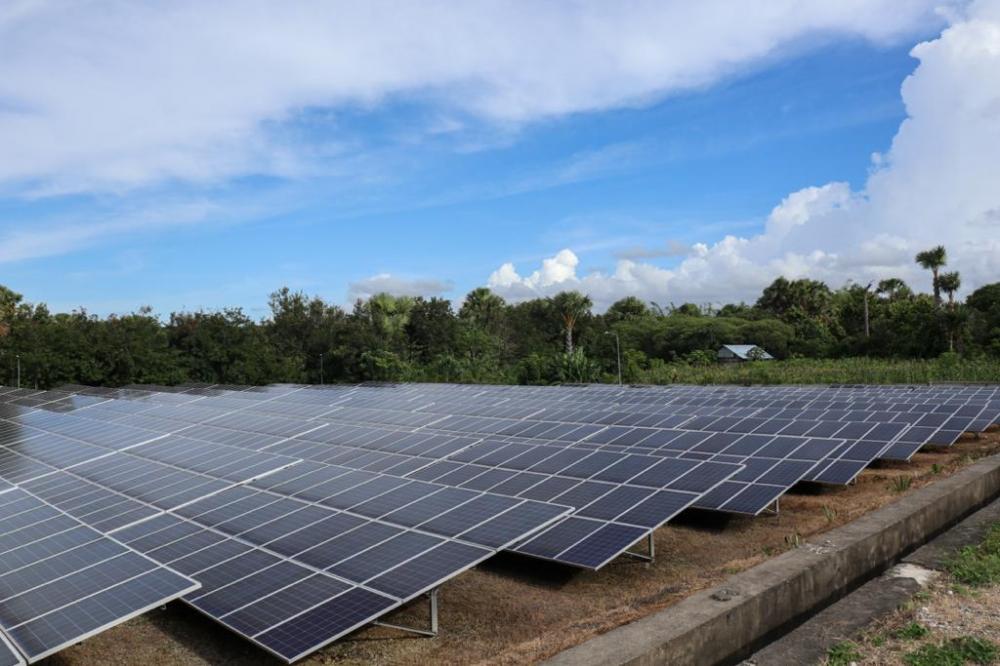 Pembangkit Listrik Tenaga Surya Didukung Komponen Penting