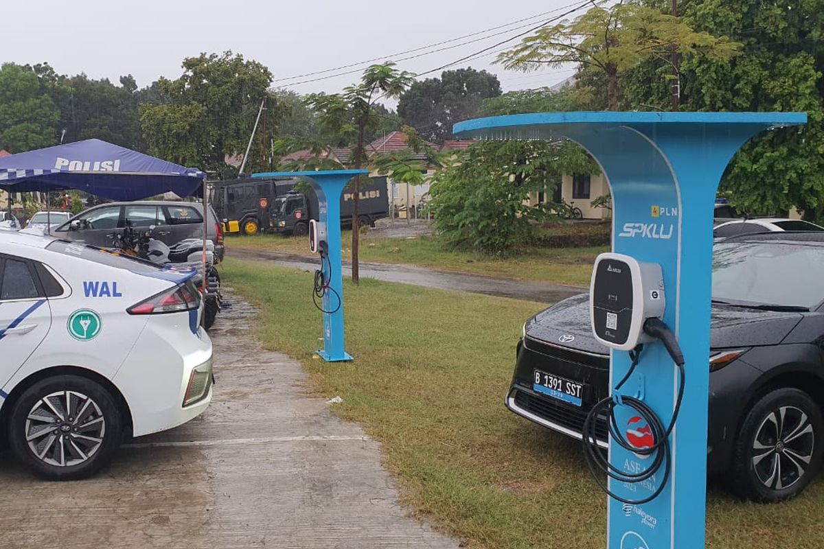 PLN Mengubah Tiang Listrik Menjadi Charging Station